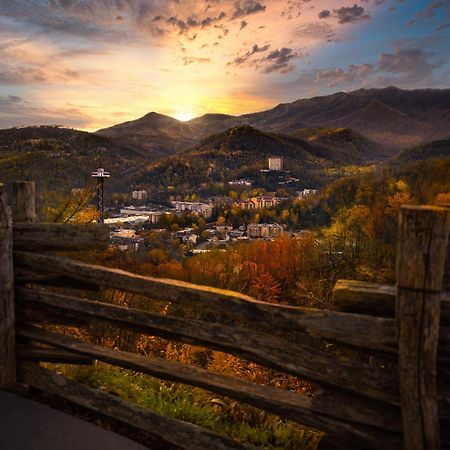 Lazy Bear Lodge, Hot Tub, Resort Pool, Wifi, 1089 Free Tickets Each Paid Day, Dollywood And More 개틀린버그 외부 사진