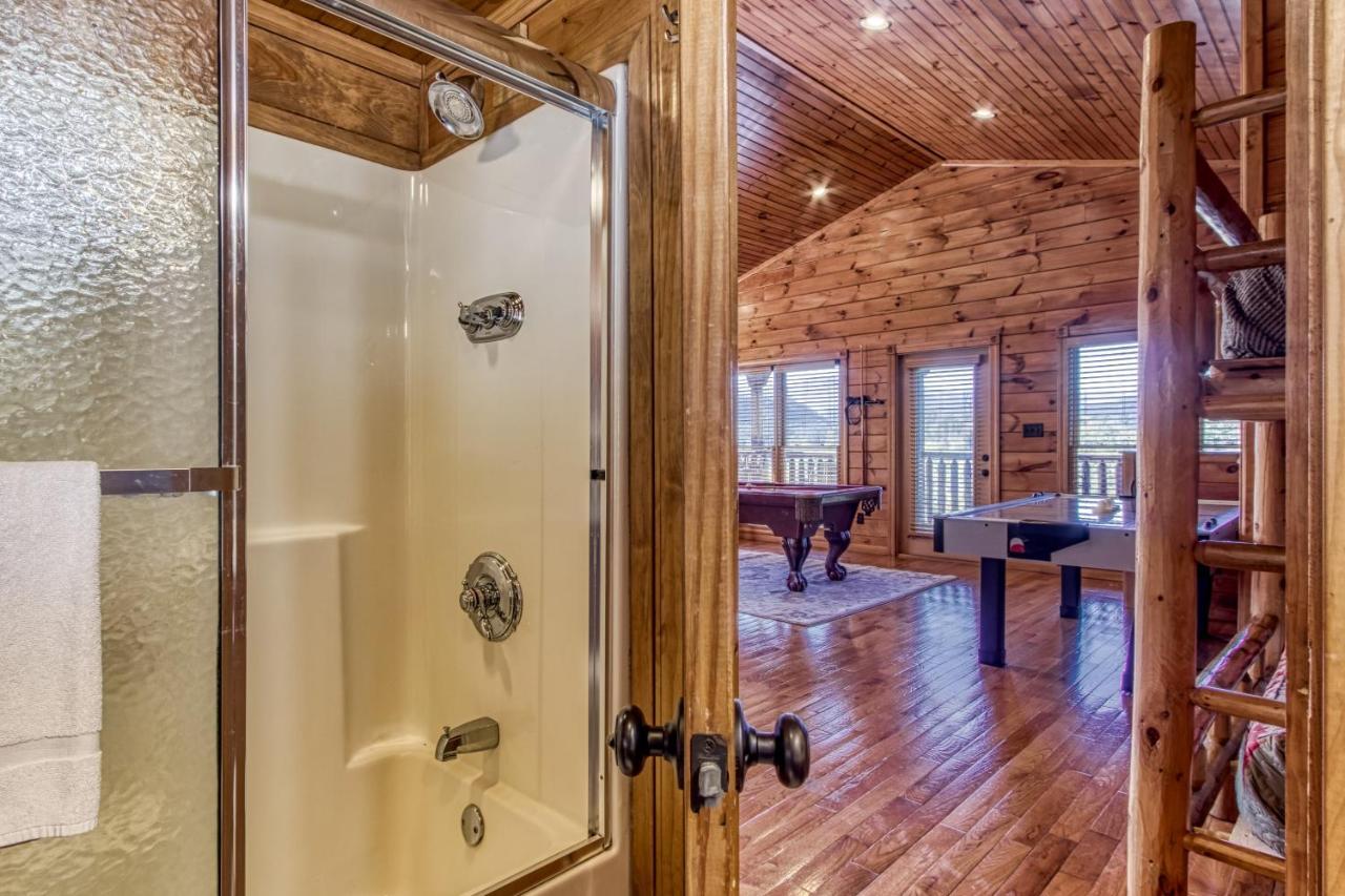Lazy Bear Lodge, Hot Tub, Resort Pool, Wifi, 1089 Free Tickets Each Paid Day, Dollywood And More 개틀린버그 외부 사진