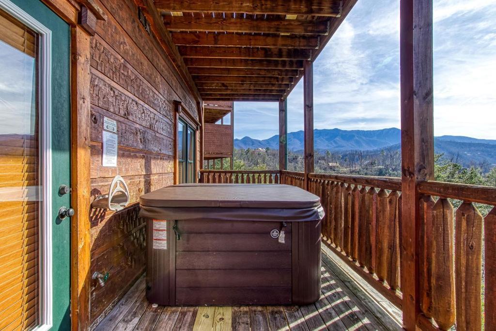 Lazy Bear Lodge, Hot Tub, Resort Pool, Wifi, 1089 Free Tickets Each Paid Day, Dollywood And More 개틀린버그 외부 사진