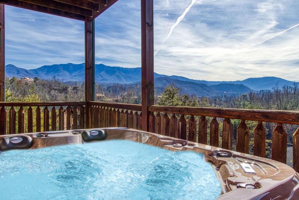 Lazy Bear Lodge, Hot Tub, Resort Pool, Wifi, 1089 Free Tickets Each Paid Day, Dollywood And More 개틀린버그 외부 사진